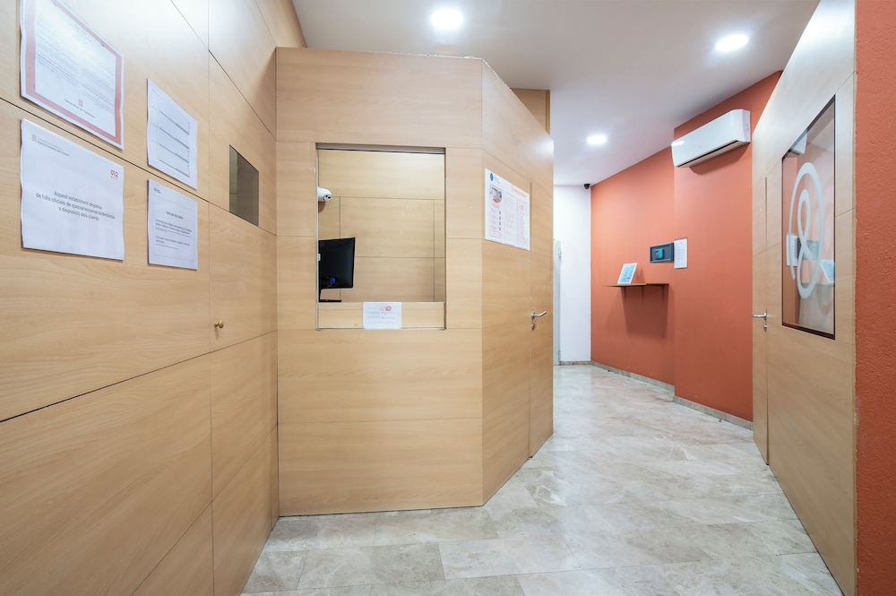 Pierre & Vacances Barcelona Sants — Hotel rooms in Barcelona, Catalonia