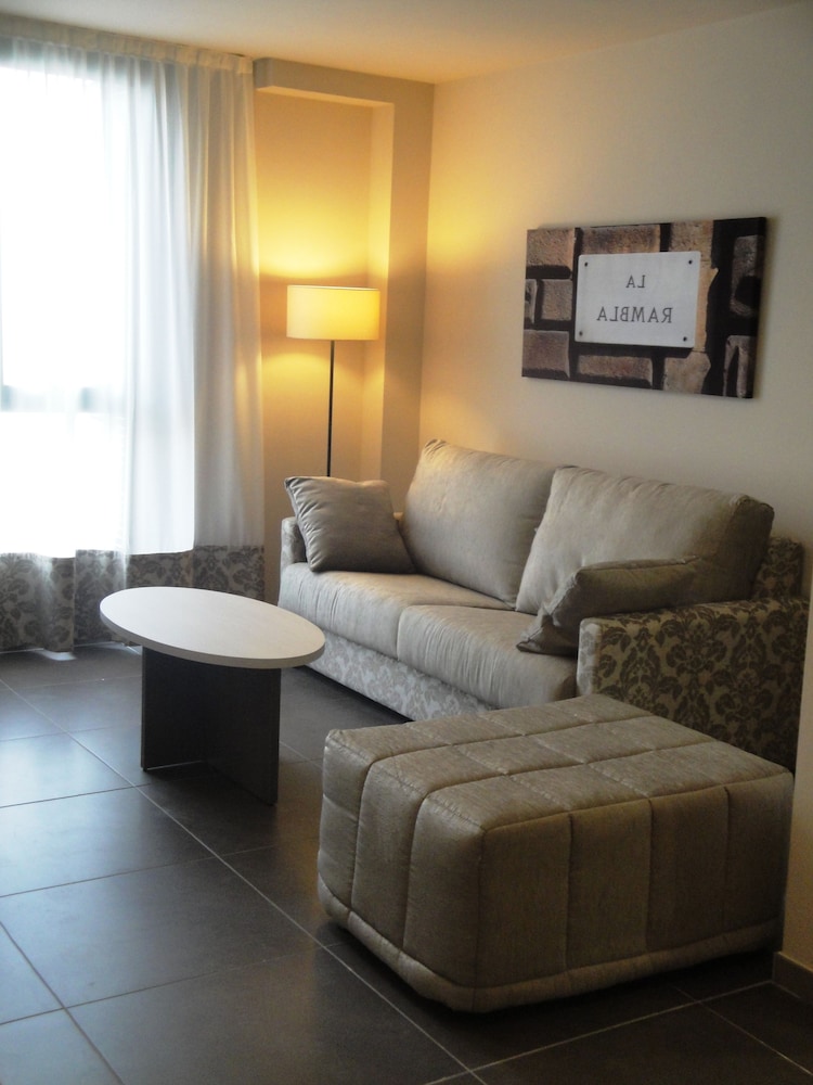 Pierre & Vacances Barcelona Sants — Hotel rooms in Barcelona, Catalonia