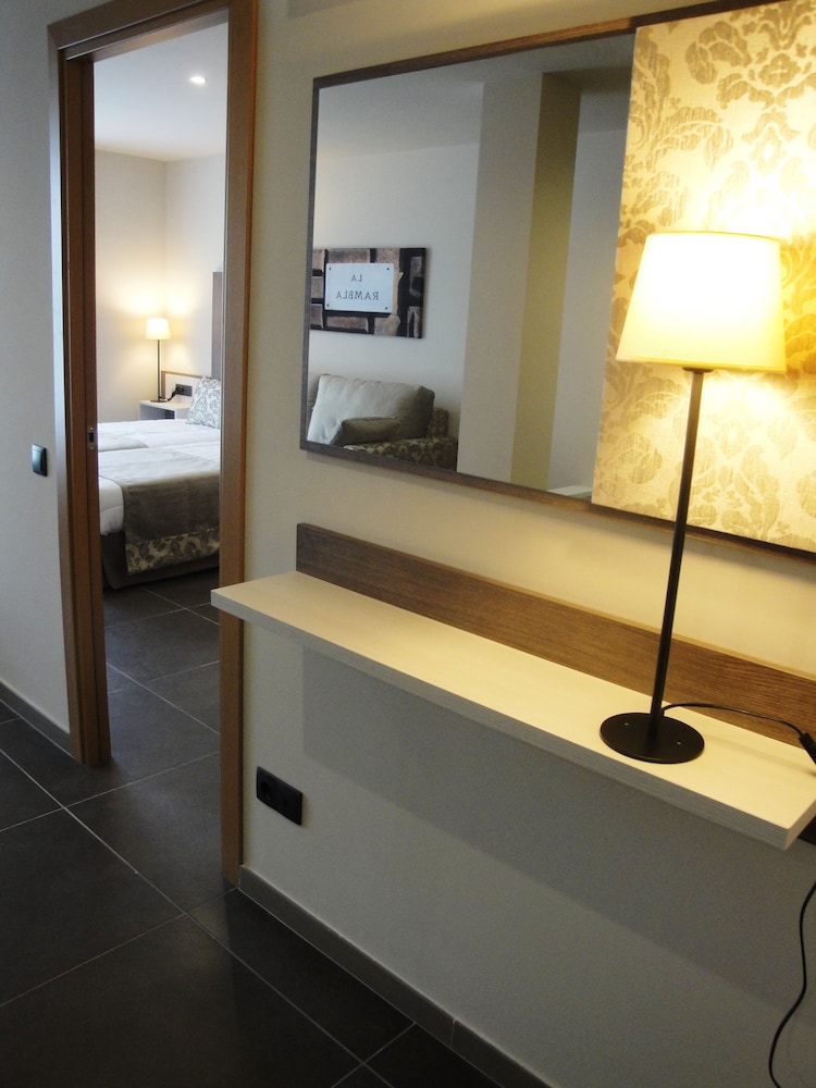 Pierre & Vacances Barcelona Sants — Hotel rooms in Barcelona, Catalonia