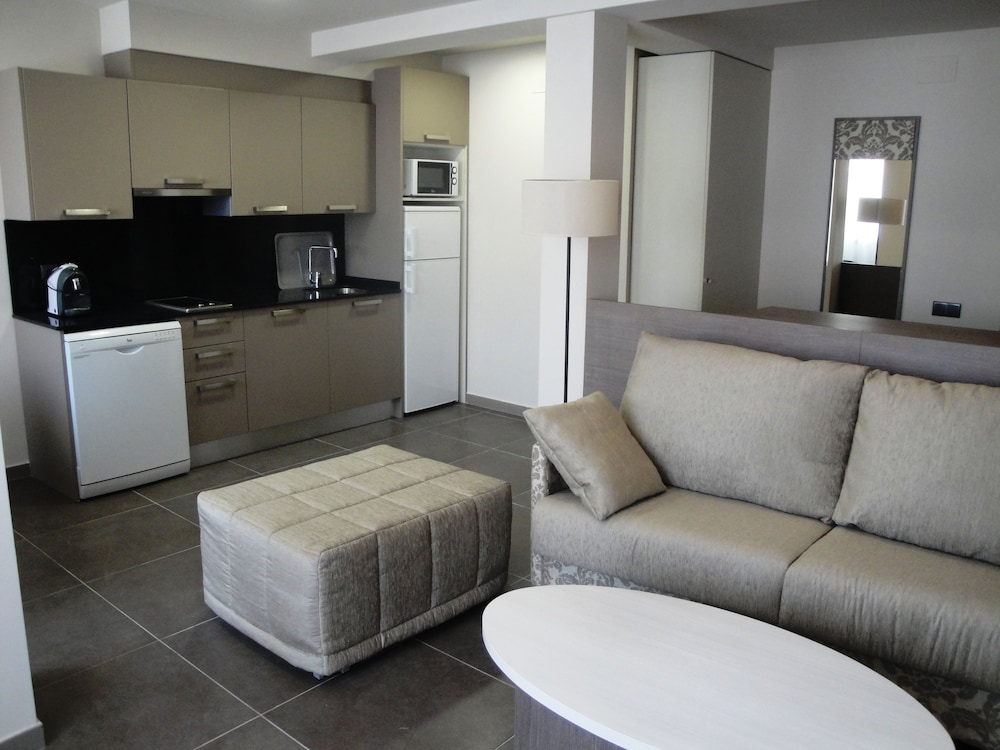 Pierre & Vacances Barcelona Sants — Hotel rooms in Barcelona, Catalonia