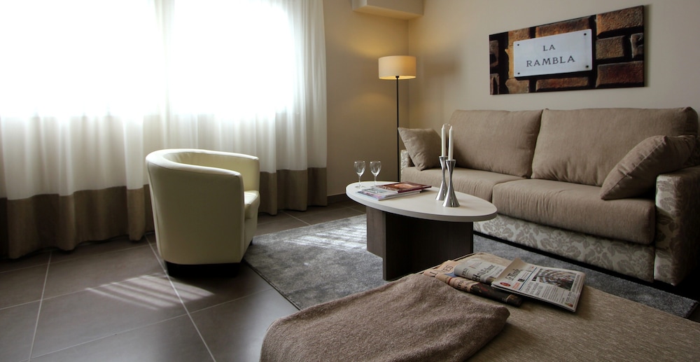 Pierre & Vacances Barcelona Sants — Hotel rooms in Barcelona, Catalonia
