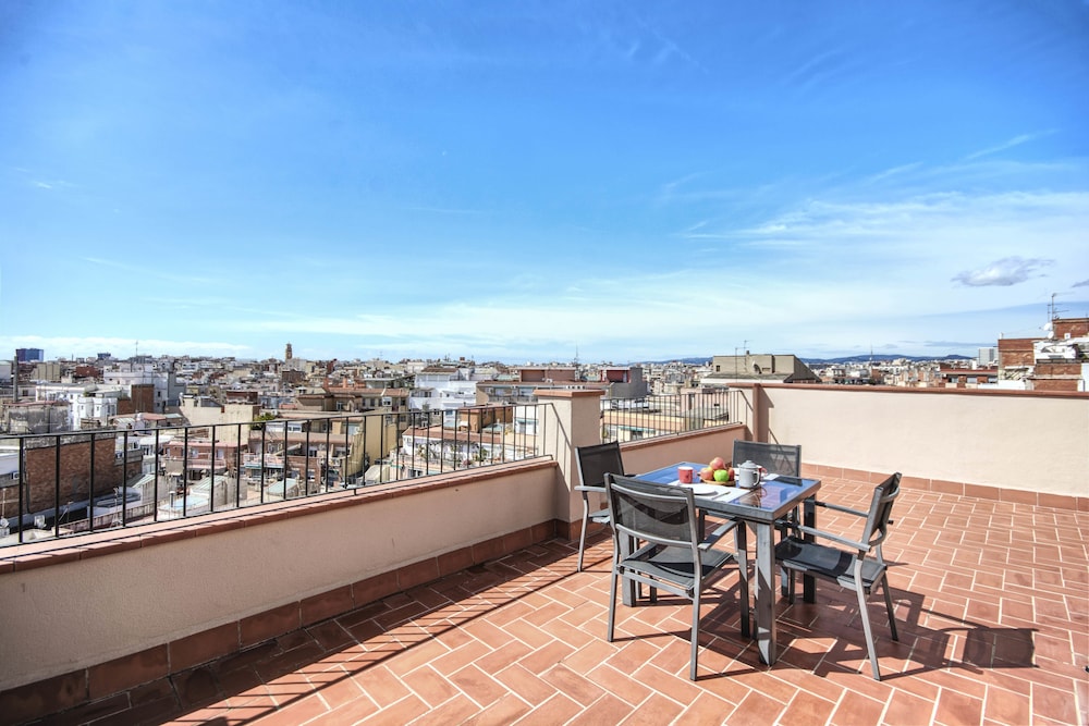 Pierre & Vacances Barcelona Sants — Hotel rooms in Barcelona, Catalonia