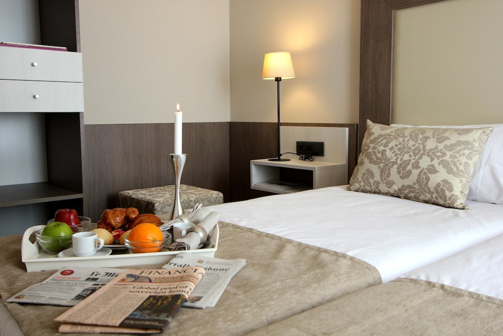 Pierre & Vacances Barcelona Sants — Hotel rooms in Barcelona, Catalonia