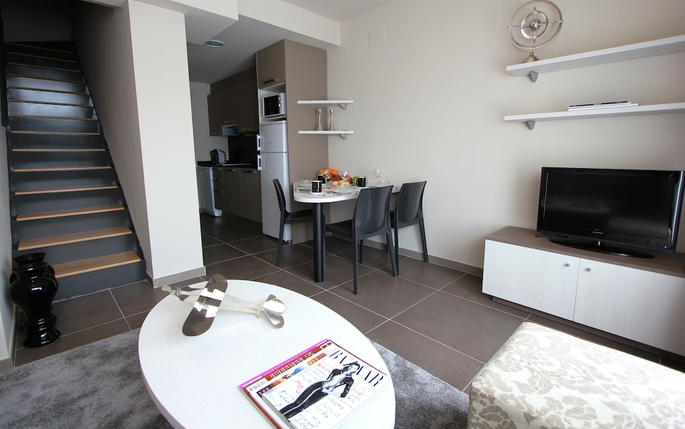 Pierre & Vacances Barcelona Sants — Hotel rooms in Barcelona, Catalonia