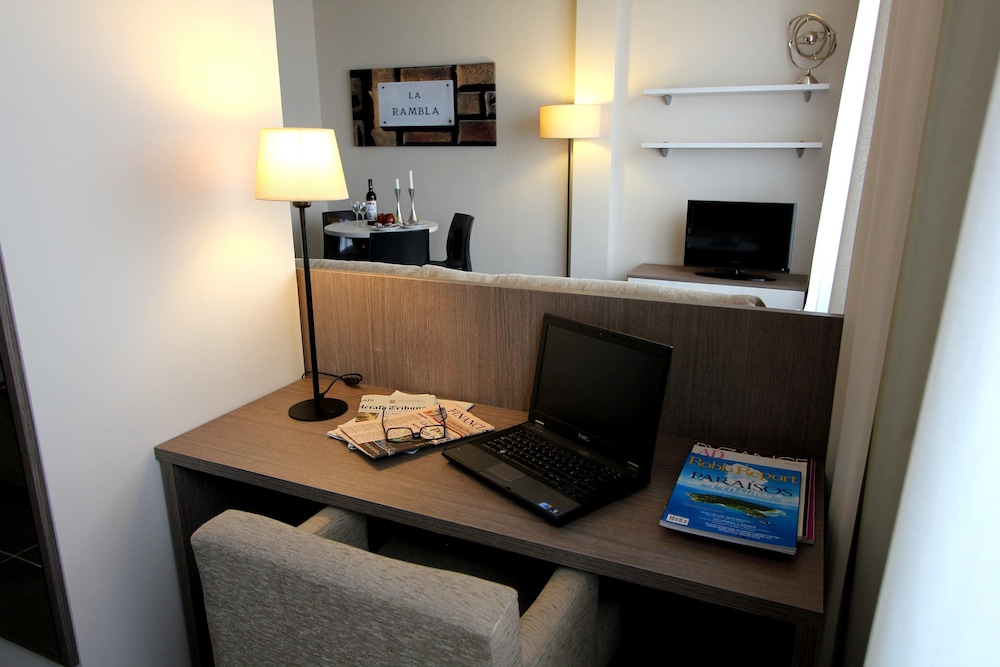 Pierre & Vacances Barcelona Sants — Hotel rooms in Barcelona, Catalonia