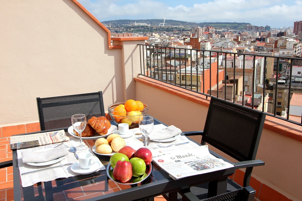 Pierre & Vacances Barcelona Sants — Hotel rooms in Barcelona, Catalonia