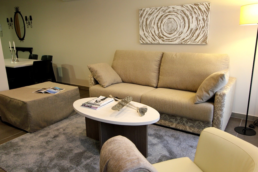 Pierre & Vacances Barcelona Sants — Hotel rooms in Barcelona, Catalonia