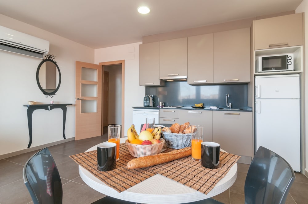 Pierre & Vacances Barcelona Sants — Hotel rooms in Barcelona, Catalonia