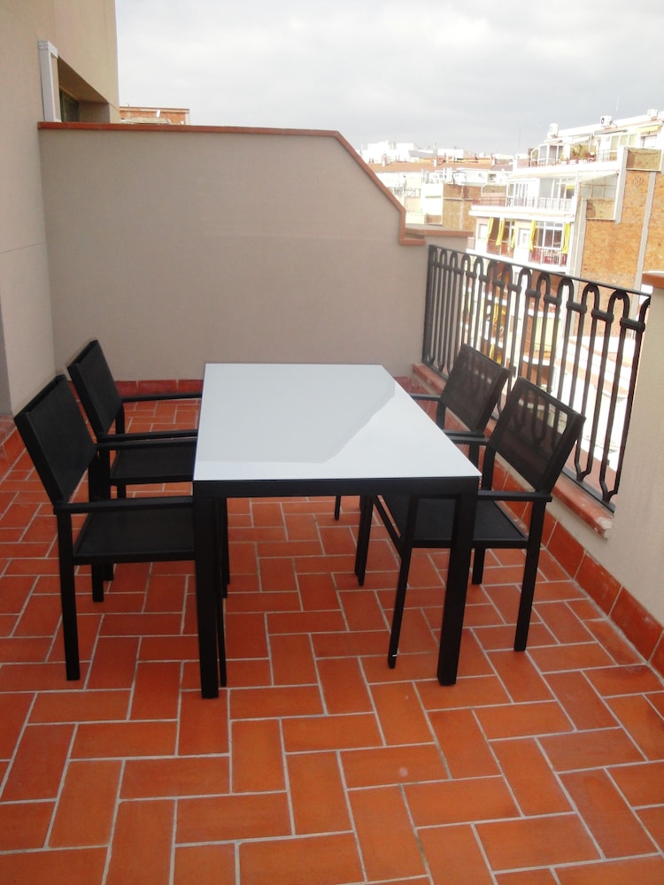 Pierre & Vacances Barcelona Sants — Restaurant & bars in Barcelona, Catalonia