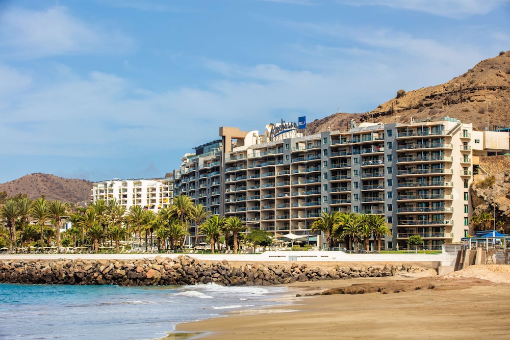 Radisson Blu Resort, Gran Canaria — Hotel building in Arguineguin, Canary Islands
