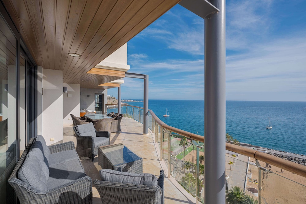 Radisson Blu Resort, Gran Canaria — Hotel building in Arguineguin, Canary Islands