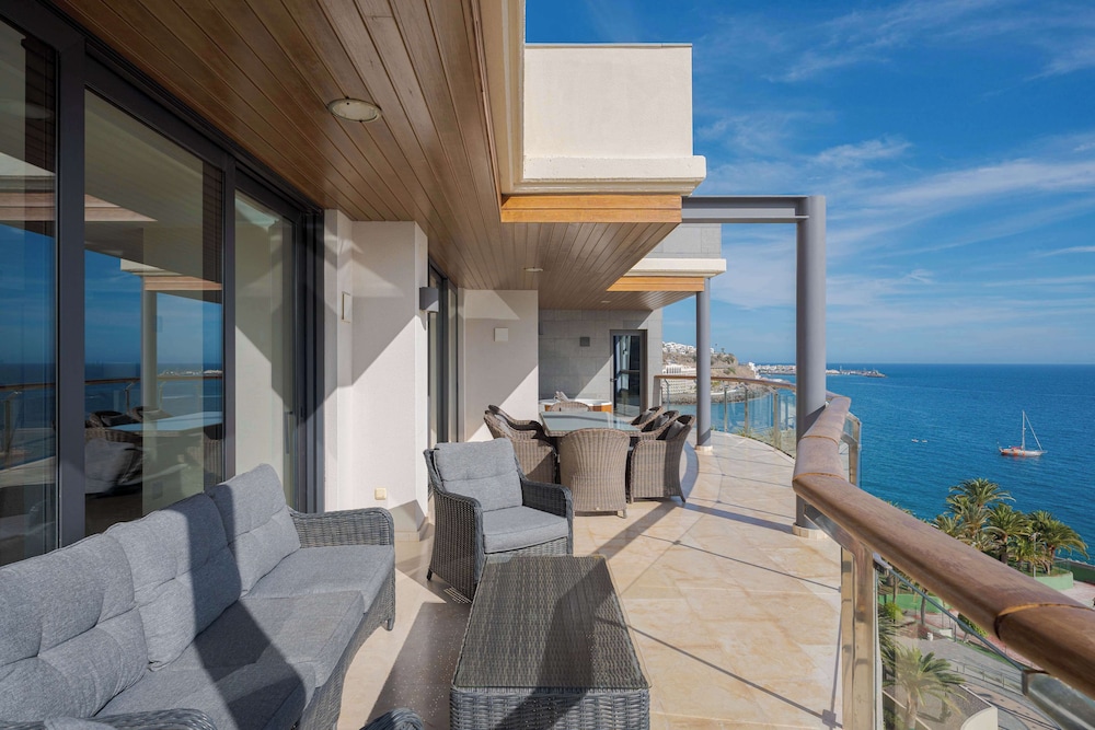 Radisson Blu Resort, Gran Canaria — Hotel building in Arguineguin, Canary Islands