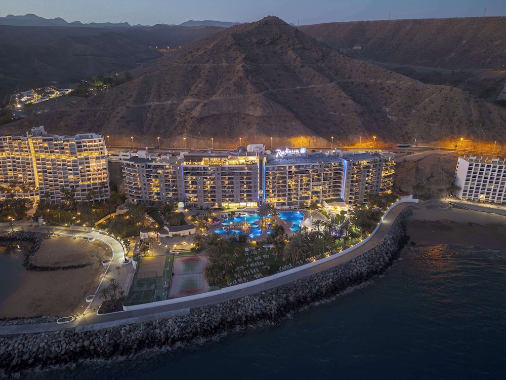 Radisson Blu Resort, Gran Canaria — Hotel building in Arguineguin, Canary Islands