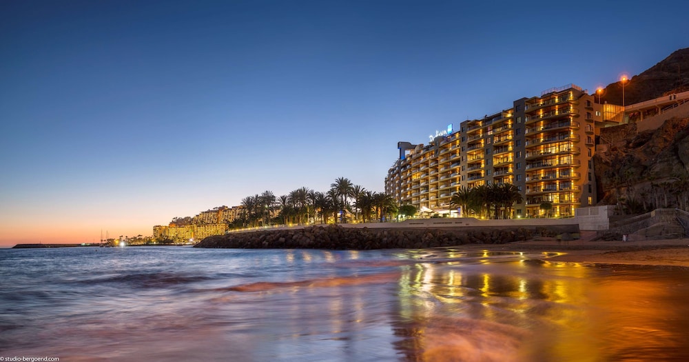 Radisson Blu Resort, Gran Canaria — Hotel building in Arguineguin, Canary Islands