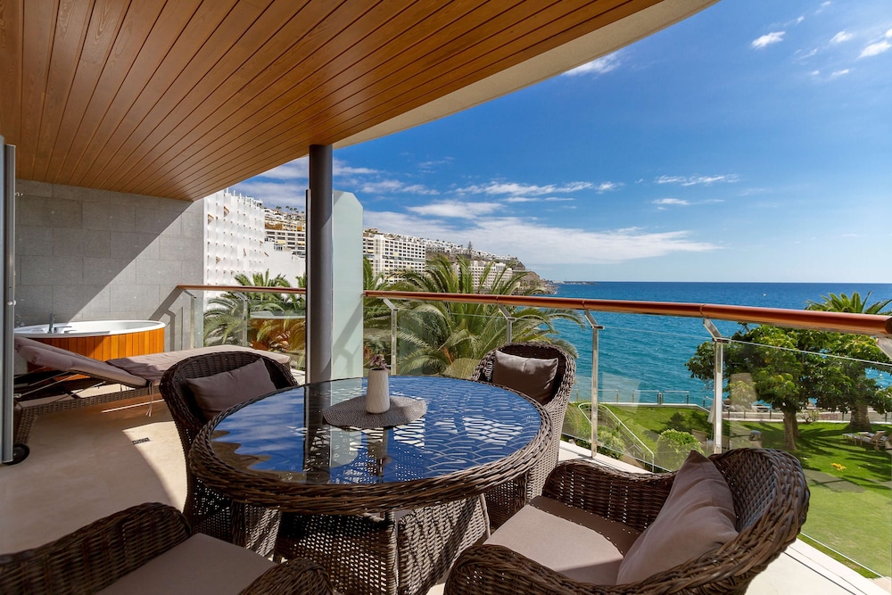 Radisson Blu Resort, Gran Canaria — Hotel building in Arguineguin, Canary Islands