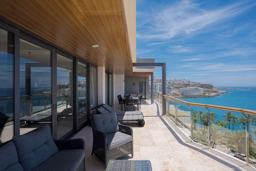 Radisson Blu Resort, Gran Canaria — Hotel building in Arguineguin, Canary Islands