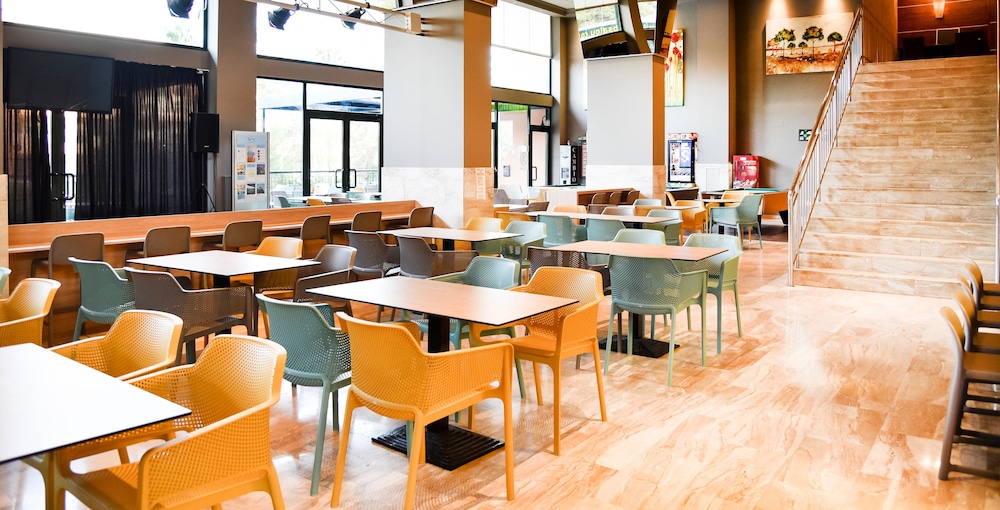 Apart-Hotel SunClub Salou — Restaurant & bars in Salou, Catalonia