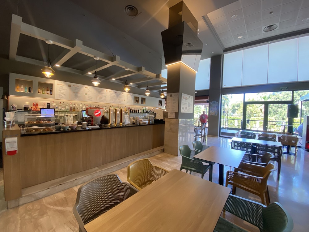 Apart-Hotel SunClub Salou — Restaurant & bars in Salou, Catalonia