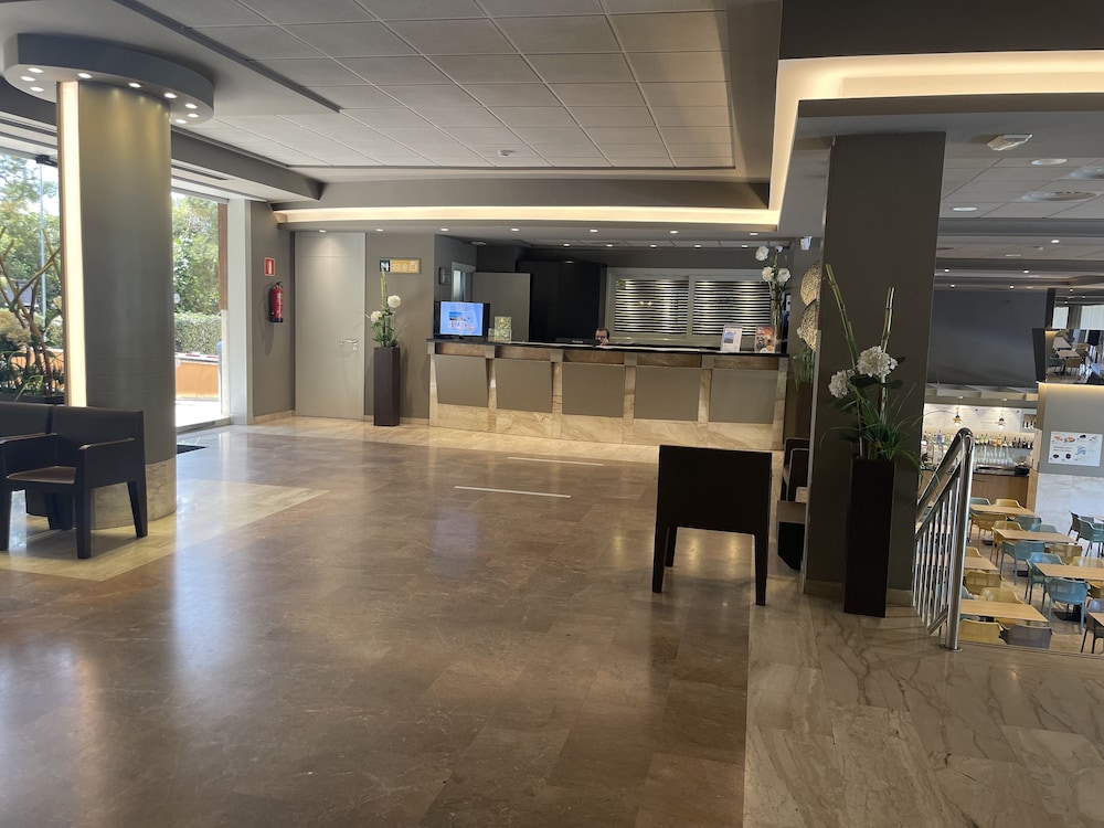 Apart-Hotel SunClub Salou — Hotel building in Salou, Catalonia