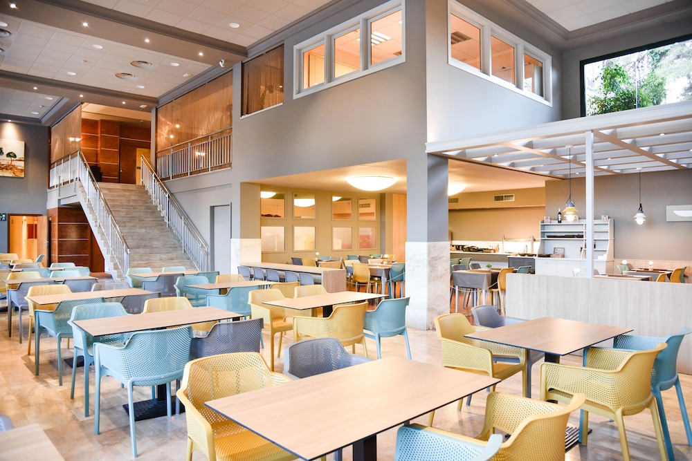 Apart-Hotel SunClub Salou — Restaurant & bars in Salou, Catalonia