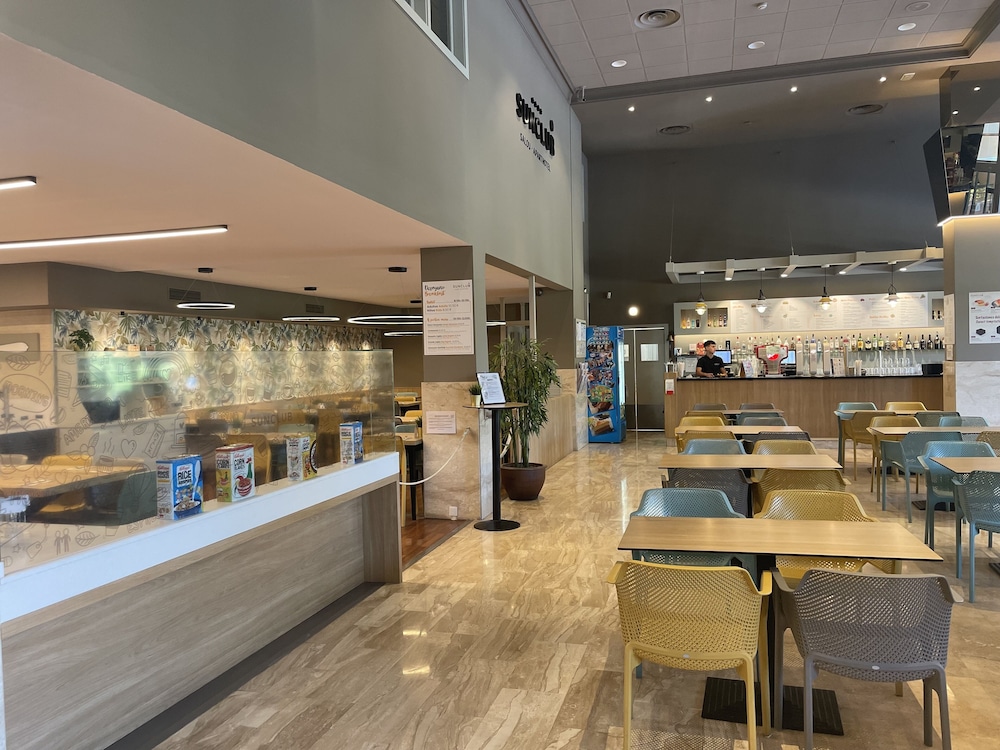 Apart-Hotel SunClub Salou — Restaurant & bars in Salou, Catalonia