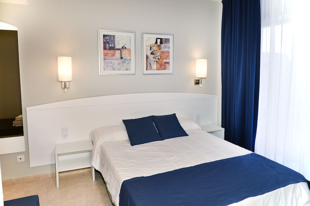 Apart-Hotel SunClub Salou — Hotel rooms in Salou, Catalonia