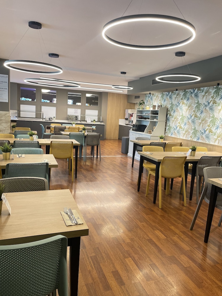 Apart-Hotel SunClub Salou — Restaurant & bars in Salou, Catalonia