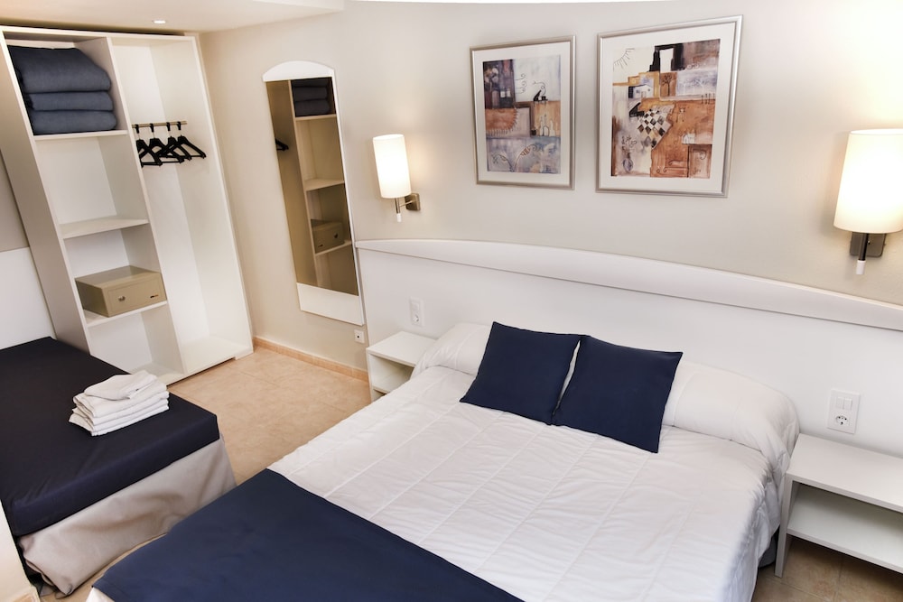 Apart-Hotel SunClub Salou — Hotel rooms in Salou, Catalonia