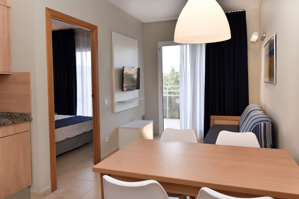 Apart-Hotel SunClub Salou — Hotel rooms in Salou, Catalonia