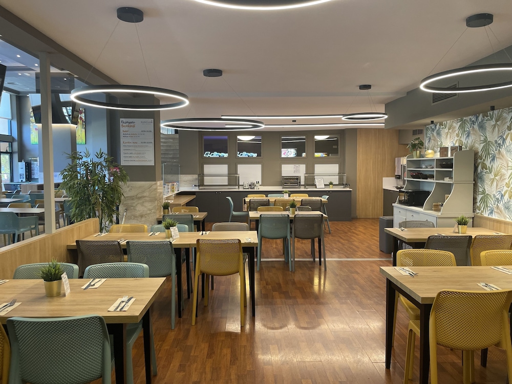 Apart-Hotel SunClub Salou — Restaurant & bars in Salou, Catalonia