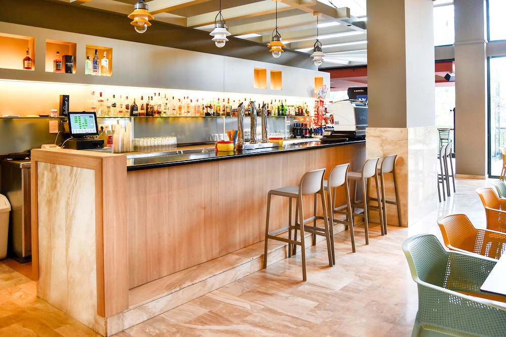 Apart-Hotel SunClub Salou — Restaurant & bars in Salou, Catalonia