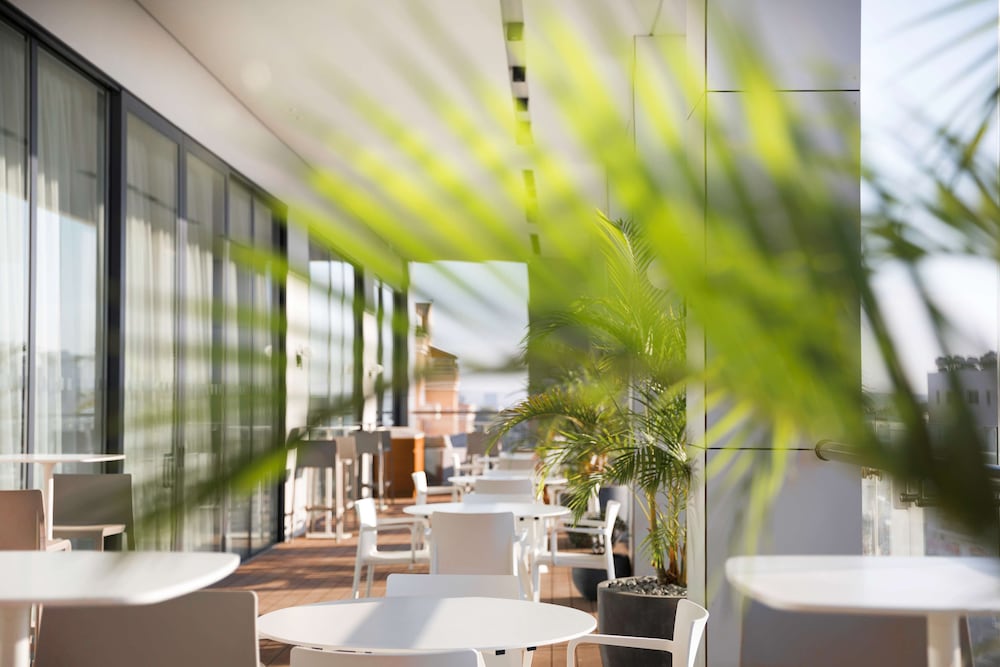 Radisson Blu Hotel, Larnaca — Restaurant & bars in Larnaca, Larnaca Region