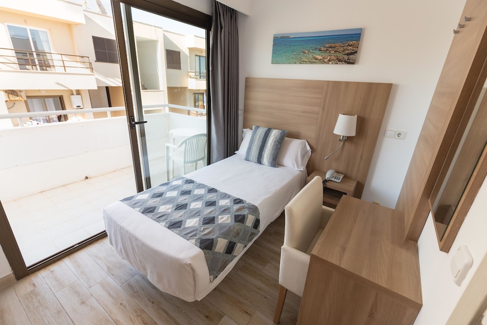 R2 Verónica — Hotel rooms in Cala Millor, Balearic Islands