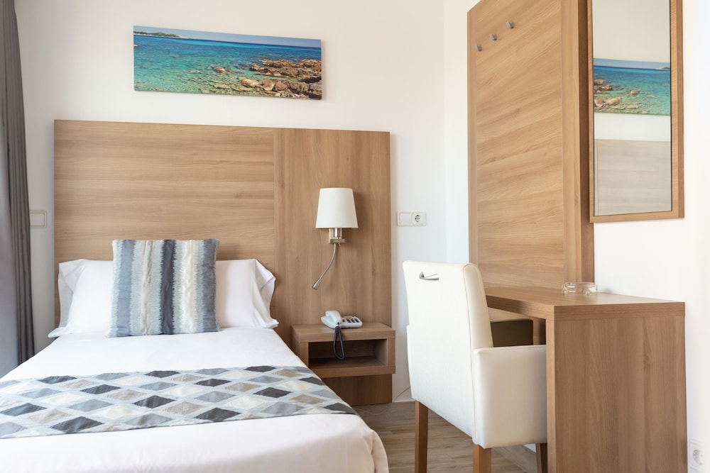 R2 Verónica — Hotel rooms in Cala Millor, Balearic Islands