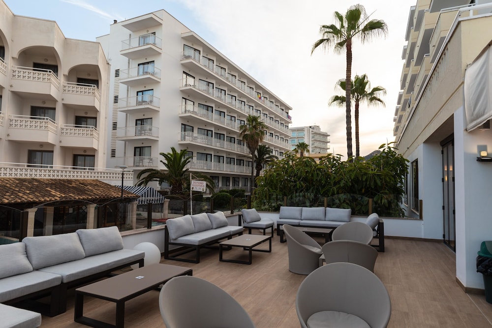 R2 Verónica — Hotel building in Cala Millor, Balearic Islands