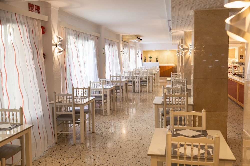 R2 Verónica — Restaurant & bars in Cala Millor, Balearic Islands