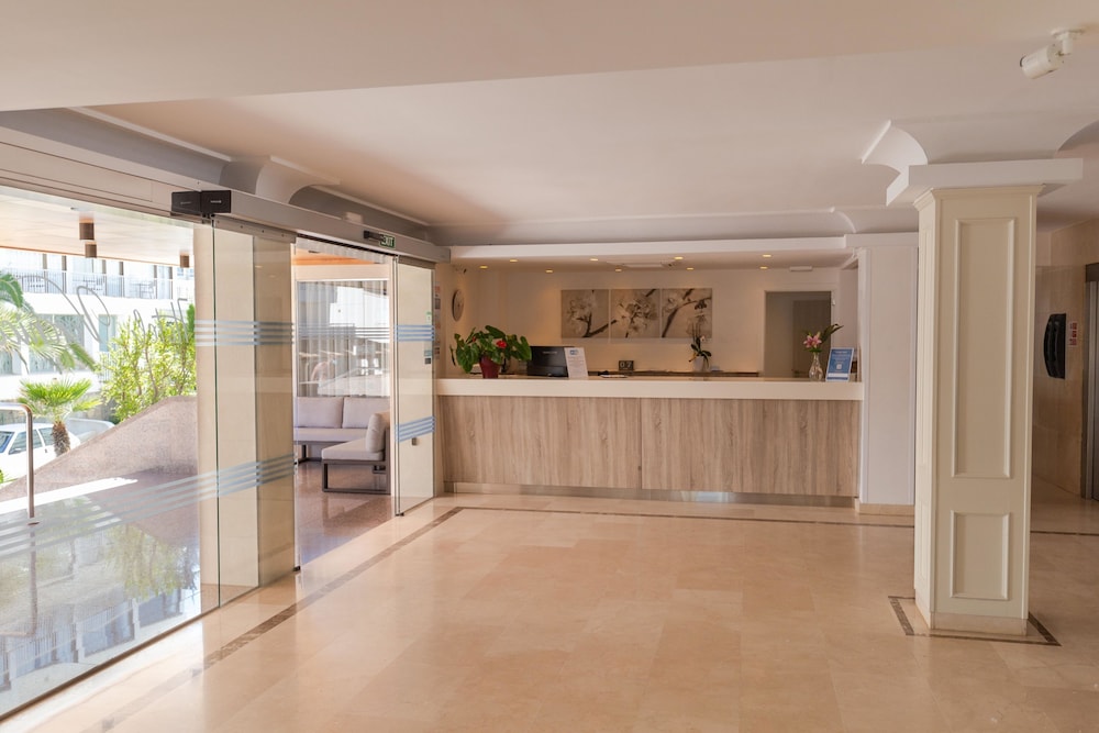 R2 Verónica — Hotel building in Cala Millor, Balearic Islands