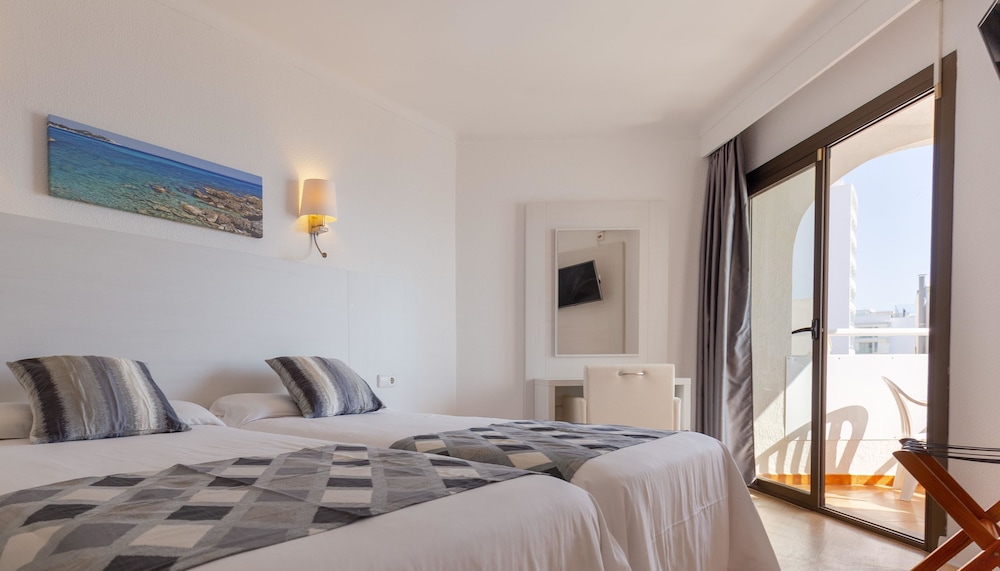 R2 Verónica — Hotel rooms in Cala Millor, Balearic Islands