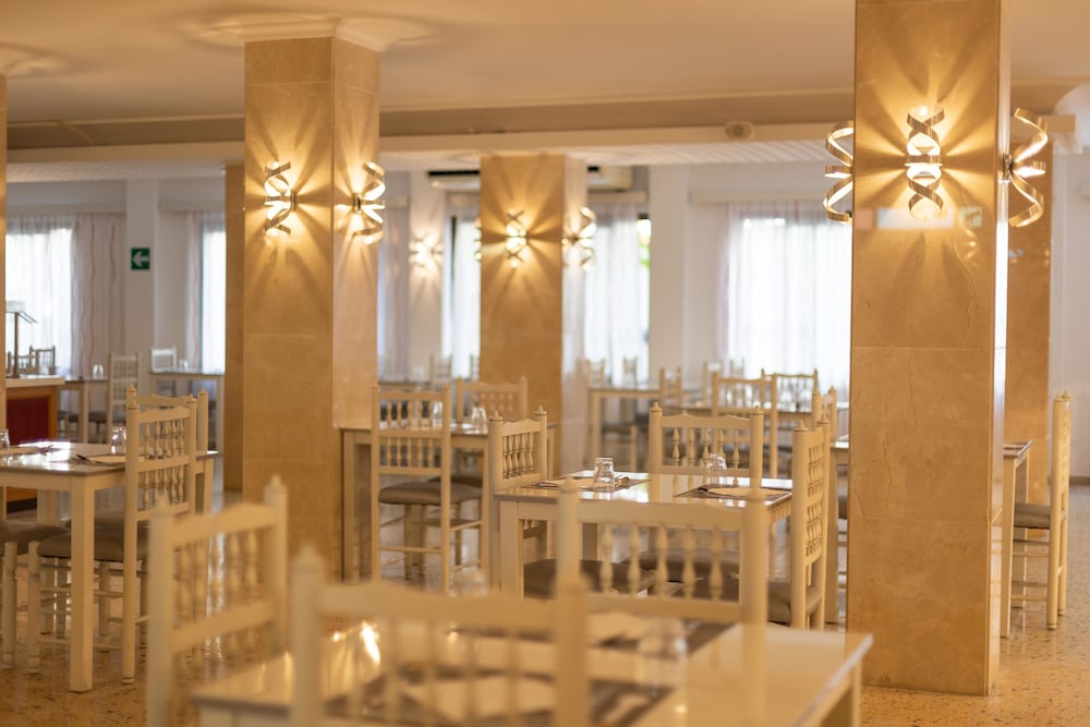 R2 Verónica — Restaurant & bars in Cala Millor, Balearic Islands