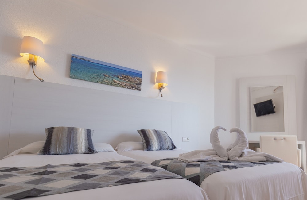 R2 Verónica — Hotel rooms in Cala Millor, Balearic Islands