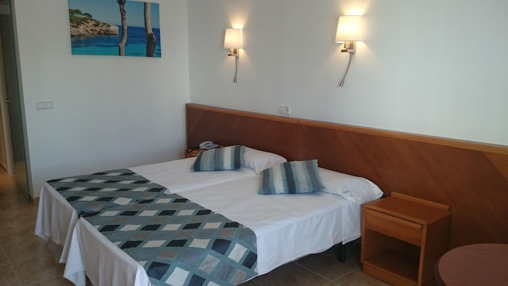 R2 Verónica — Hotel rooms in Cala Millor, Balearic Islands