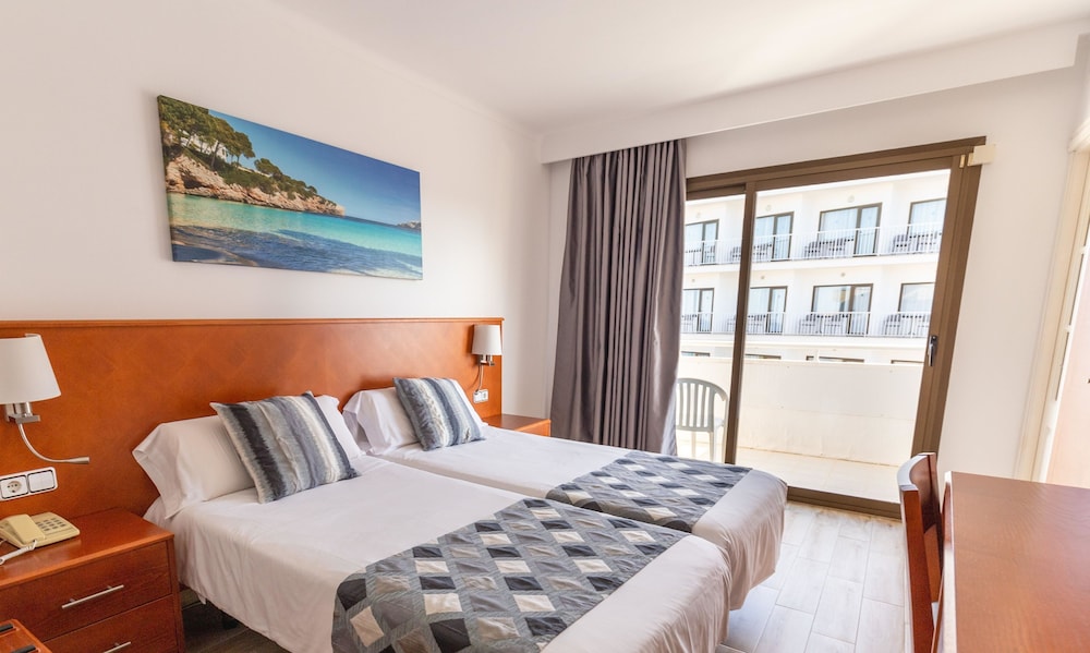 R2 Verónica — Hotel rooms in Cala Millor, Balearic Islands