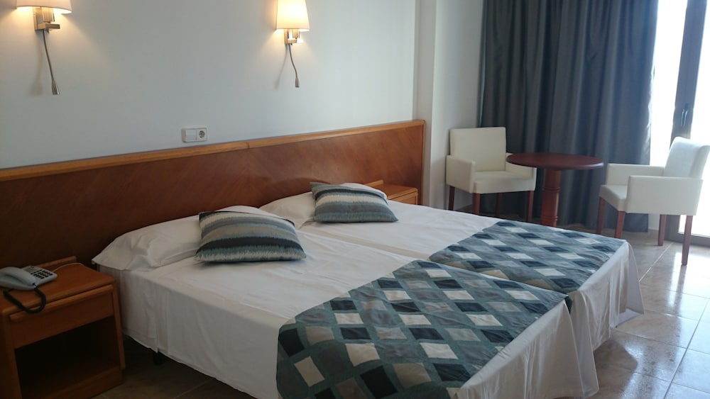 R2 Verónica — Hotel rooms in Cala Millor, Balearic Islands