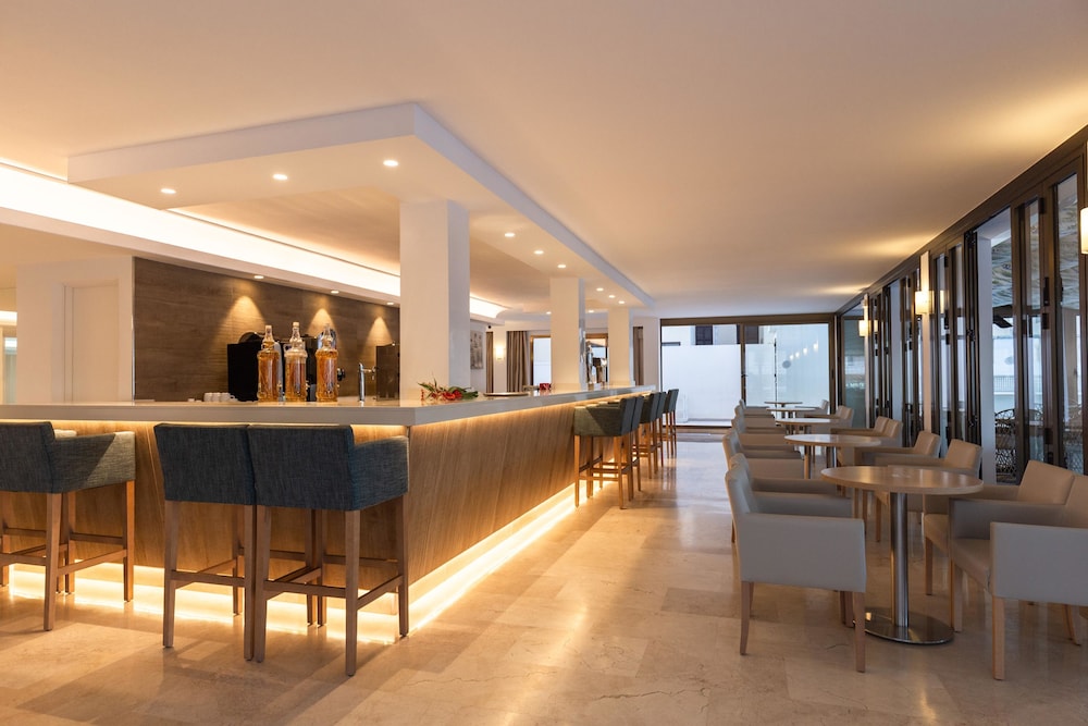 R2 Verónica — Restaurant & bars in Cala Millor, Balearic Islands