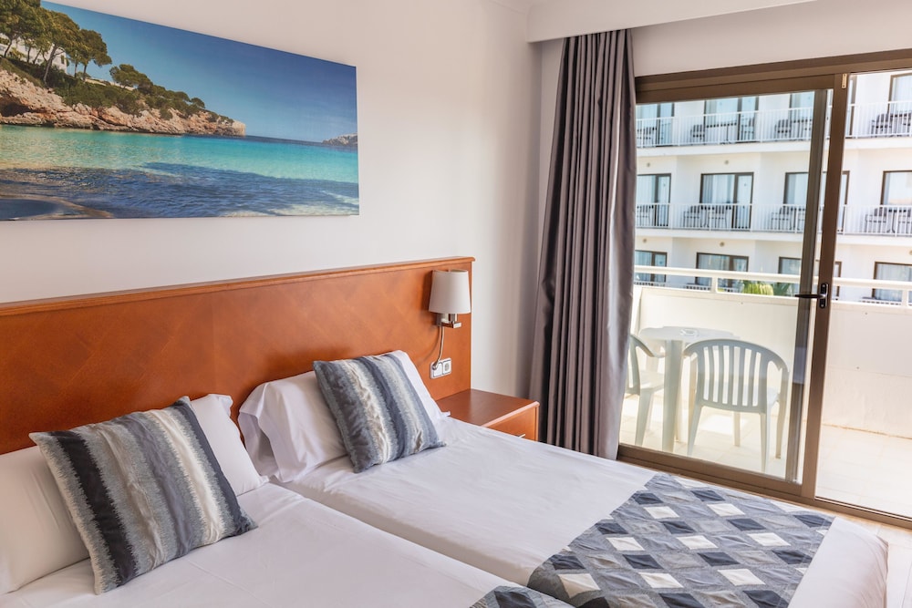 R2 Verónica — Hotel rooms in Cala Millor, Balearic Islands