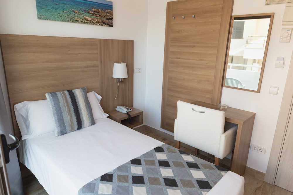 R2 Verónica — Hotel rooms in Cala Millor, Balearic Islands