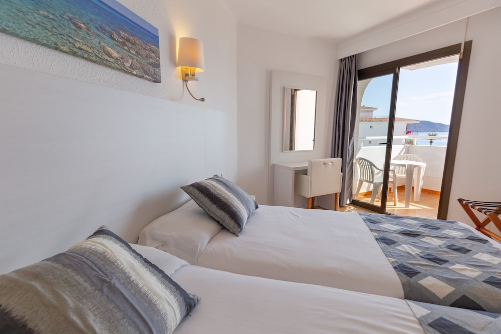 R2 Verónica — Hotel rooms in Cala Millor, Balearic Islands