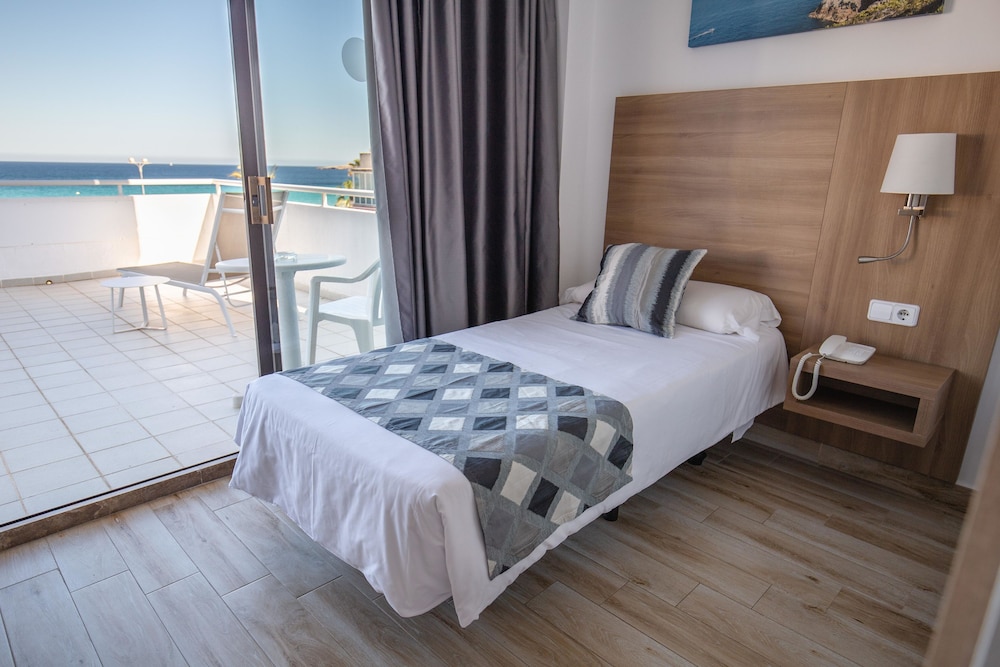 R2 Verónica — Hotel rooms in Cala Millor, Balearic Islands