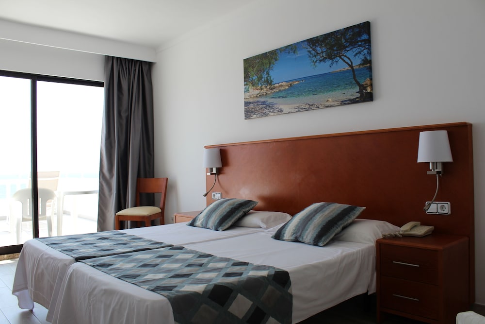 R2 Verónica — Hotel rooms in Cala Millor, Balearic Islands
