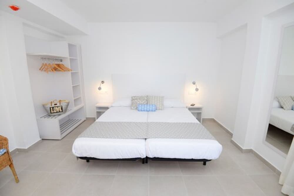 Hotel Chevy & Suites — Hotel rooms in Cala Ratjada, Balearic Islands